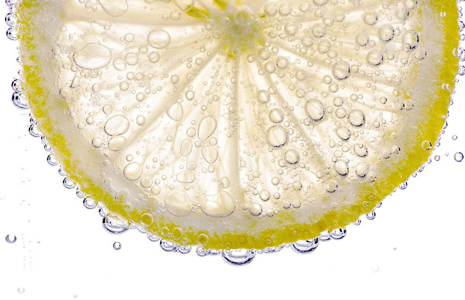 Пьем и не толстеем: в чем польза и вред воды с лимоном для здоровья человека