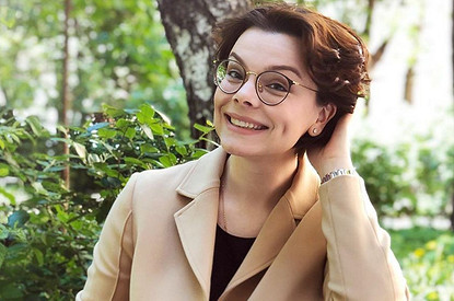 «Страшила, старуха»: молодая жена Петросяна оправдалась за «бабушкин» наряд