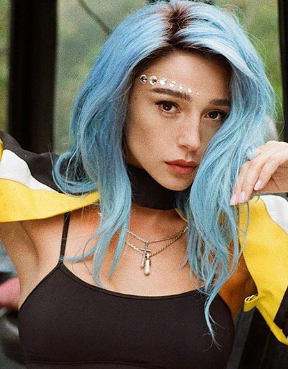 Настю Ивлееву с бирюзовыми волосами и в oversize-футболке сравнили с Билли Айлиш