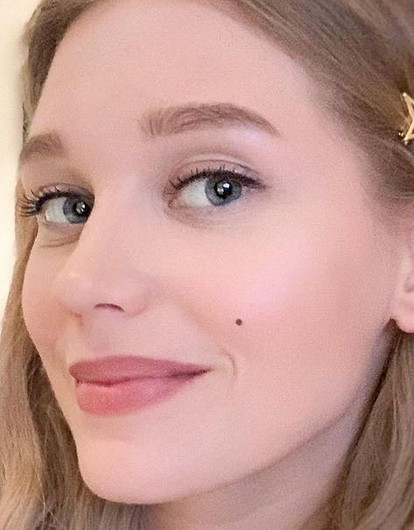 «Супер вип лакшери»: Кристина Асмус в розовых вьетнамках поверх колготок повеселила фанатов