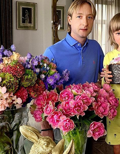 «Russian Karantin»: Яна Рудковская с Евгением Плющенко и сыном исполнили «коронавирусный танец» (видео)