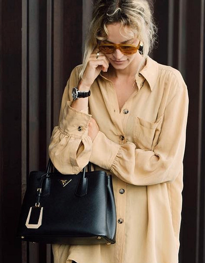 Размер не имеет значения: с чем носить женскую рубашку оверсайз (50 крутых образов на все случаи жизни)