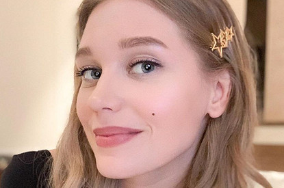 «Супер вип лакшери»: Кристина Асмус в розовых вьетнамках поверх колготок повеселила фанатов