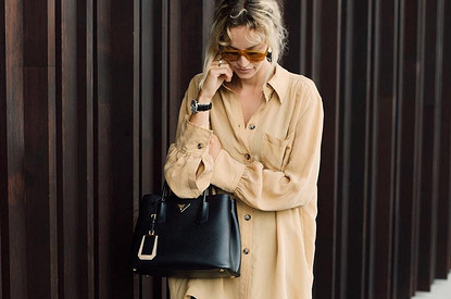 Размер не имеет значения: с чем носить женскую рубашку оверсайз (50 крутых образов на все случаи жизни)