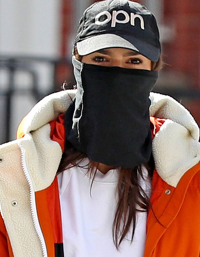 Новый модный аксессуар: необычные маски, которые звезды носят во время пандемии