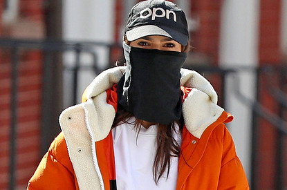 Новый модный аксессуар: необычные маски, которые звезды носят во время пандемии