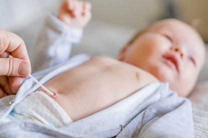 Как правильно обрабатывать пупок новорожденному: все нюансы ухода и полезные советы