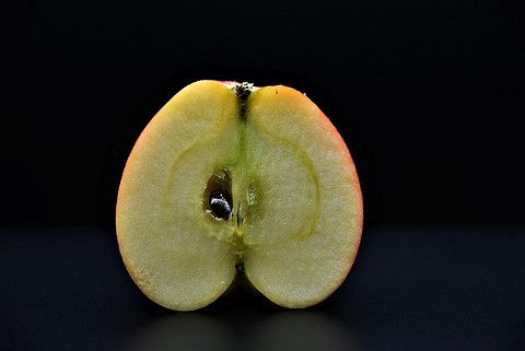Не все из них мы едим, но семечки свежих яблок кто-то периодически употребляет, считая их полезными. Между тем в их составе есть вещество, которое в желудке превращается в синильную кисло...