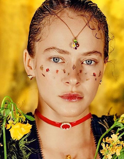 Красные лаковые сапоги и милые кудряшки: Аглая Тарасова показала кадры c новой фотосессии