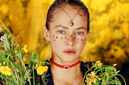 Красные лаковые сапоги и милые кудряшки: Аглая Тарасова показала кадры c новой фотосессии