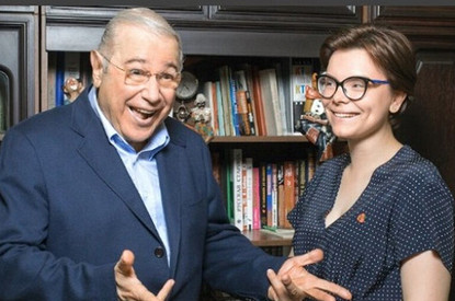 «Family look»: Евгений Петросян и Татьяна Брухунова прогулялись в одинаковых тренчах и кроссовках