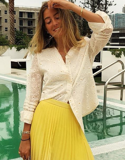 Актуальна в любое время года: с чем носить желтую юбку (36 лучших образов)