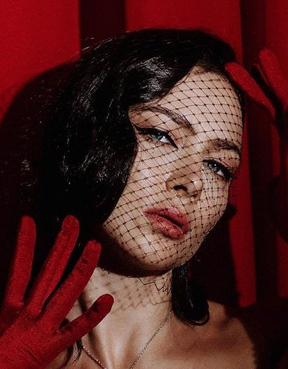 Настасья Самбурская стала блондинкой с короткими волосами