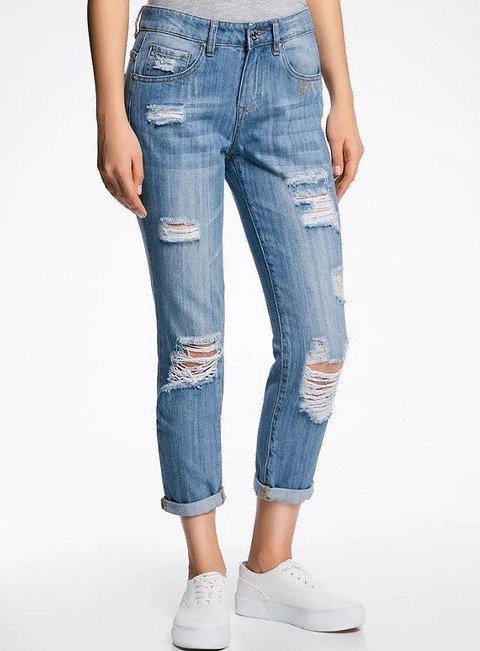 Эти «пацанские» джинсы на взрослой женщине смотрятся странно, а если они еще и с низкой посадкой, то совсем плохо. Они могут сделать бедра шире, ноги короче и толще и исказить силуэт...