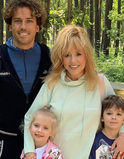 Алла Пугачева и Максим Галкин устроили детям дискотеку на карантине (видео)