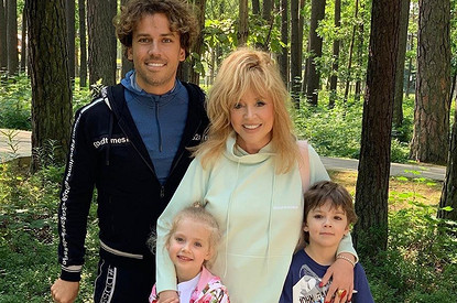 Алла Пугачева и Максим Галкин устроили детям дискотеку на карантине (видео)