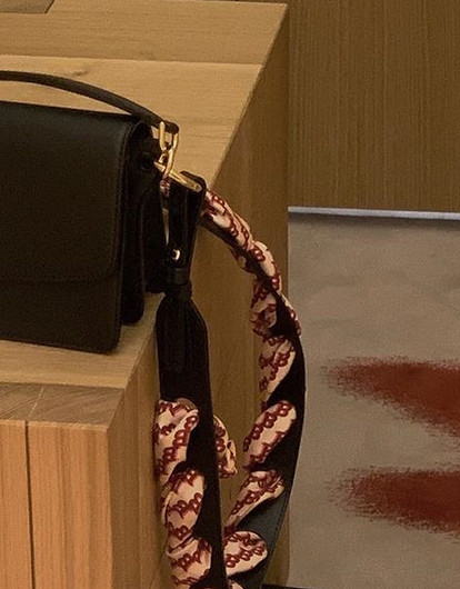 Как носить сумку через плечо: 47 вдохновляющих образов на любой случай