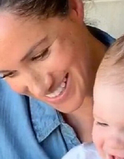 Меган Маркл прочитала Арчи детскую книжку, а принц Гарри заснял это на камеру (видео)