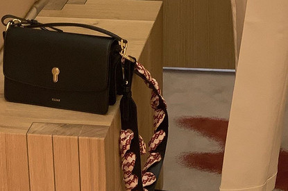 Как носить сумку через плечо: 47 вдохновляющих образов на любой случай