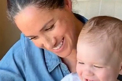 Меган Маркл прочитала Арчи детскую книжку, а принц Гарри заснял это на камеру (видео)