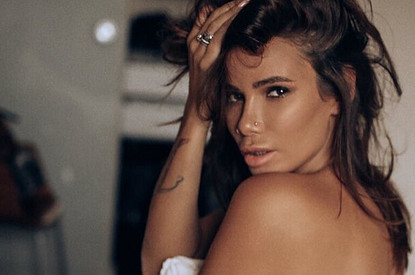 «Кто меня проклял?»: Айза Анохина дважды вывихнула челюсть дома (видео)