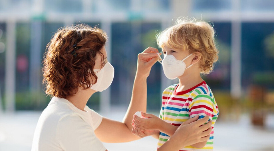 Вирус не пройдет: как носить медицинскую маску для лица