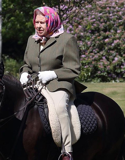 На горном пони и в розовом платке: 94-летняя королева Елизавета II прервала дворцовую самоизоляцию