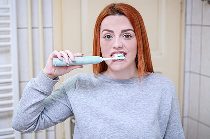 Не классическая, а электрическая: как правильно чистить зубы электрической зубной щеткой
