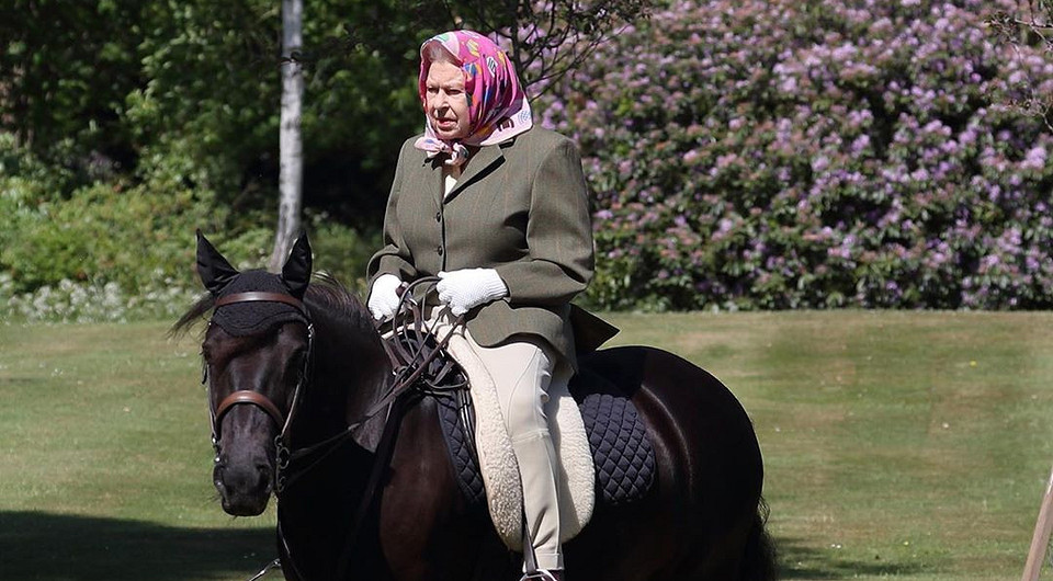 На горном пони и в розовом платке: 94-летняя королева Елизавета II прервала дворцовую самоизоляцию