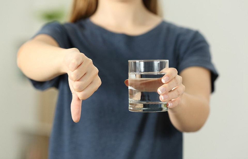9 неожиданных признаков того, что ты пьешь слишком много воды (и почему это вредно)