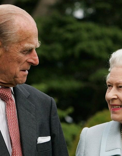 Букингемский дворец опубликовал милое фото Елизаветы II с мужем в его день рождения