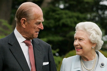 Букингемский дворец опубликовал милое фото Елизаветы II с мужем в его день рождения