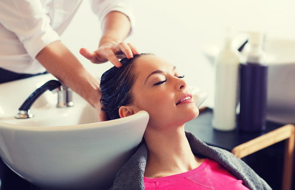Нужно ли мыть голову перед окрашиванием, ботоксом и другими процедурами для волос (везде по-разному)