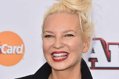 Певицу Sia обвинили в расизме