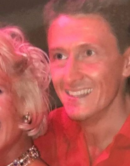 Певица Глюкоза показала архивные свадебные фото с мужем