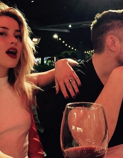 СМИ: Эмбер Херд изменяла Джонни Деппу с Илоном Маском и Карой Делевинь