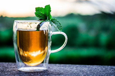 Комбинация кофеина и катехинов, содержащихся в чае, прекрасно стимулирует метаболизм. Например, зеленый чай и сорт улун могут ускорить его на 4 — 10%, а еще помогают организму использоват...