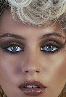 Голубые глаза и прическа в стиле афро: дочь Джуда Лоу предстала в необычном образе