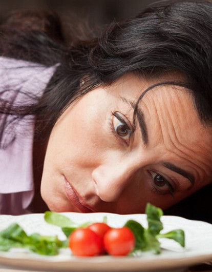 Маловато будет: 6 признаков того, что ты не добираешь калорий на своей диете (и чем это опасно)