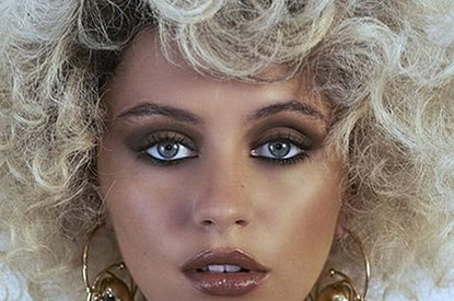 Голубые глаза и прическа в стиле афро: дочь Джуда Лоу предстала в необычном образе