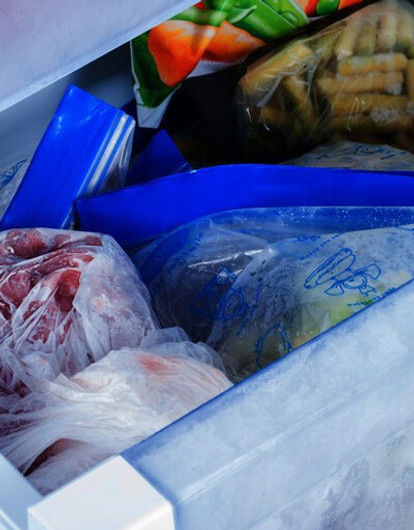 Можно отравиться: 7 продуктов, которые пора выбросить из морозильника