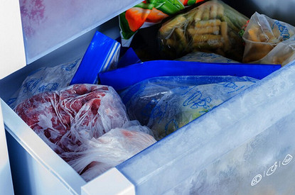 Можно отравиться: 7 продуктов, которые пора выбросить из морозильника