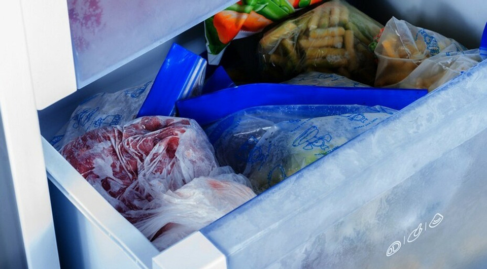 Можно отравиться: 7 продуктов, которые пора выбросить из морозильника