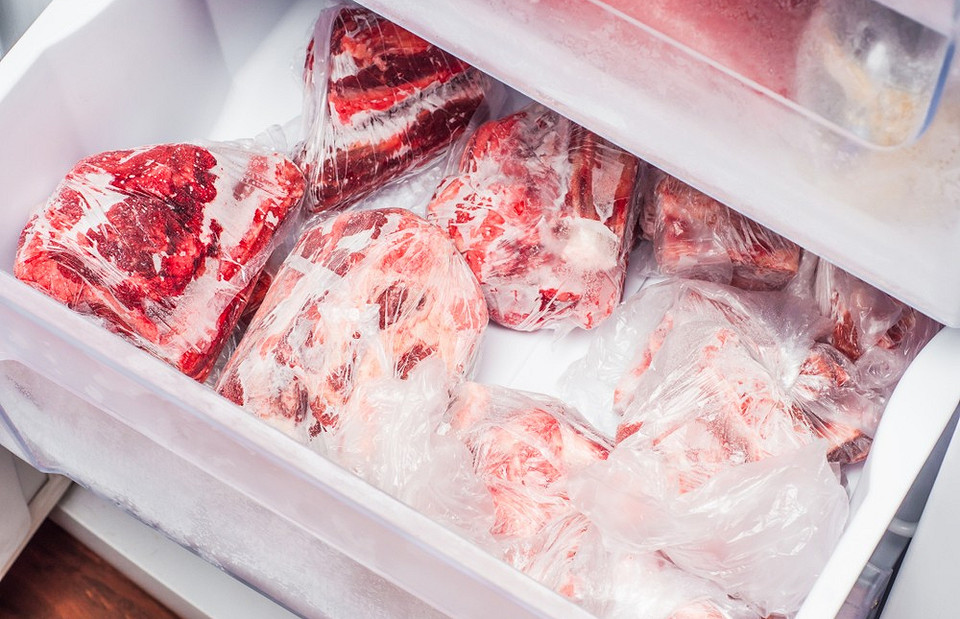 Можно отравиться: 7 продуктов, которые пора выбросить из морозильника
