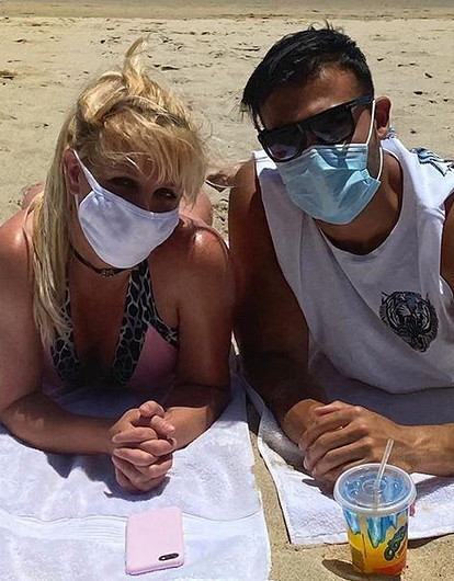 «Всем нужны любовь и пляж»: Бритни Спирс поделилась романтичными фото с молодым бойфрендом