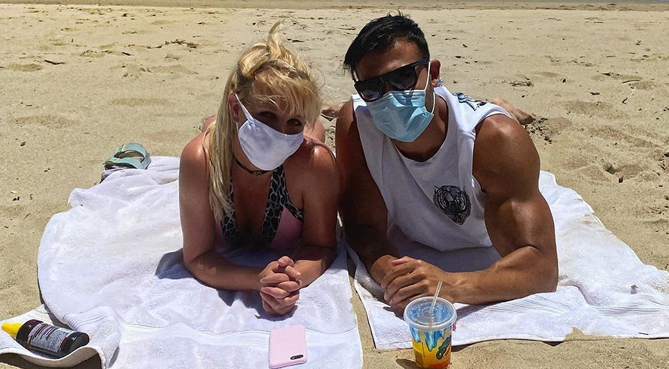 «Всем нужны любовь и пляж»: Бритни Спирс поделилась романтичными фото с молодым бойфрендом