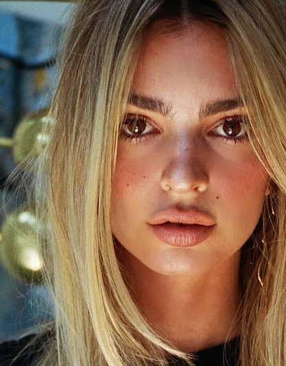 На светлую сторону: Эмили Ратаковски стала блондинкой (видео)