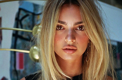 На светлую сторону: Эмили Ратаковски стала блондинкой (видео)