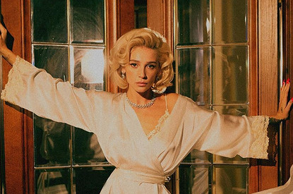 Настя Ивлеева похвасталась стройными ногами в трендовом мини-платье