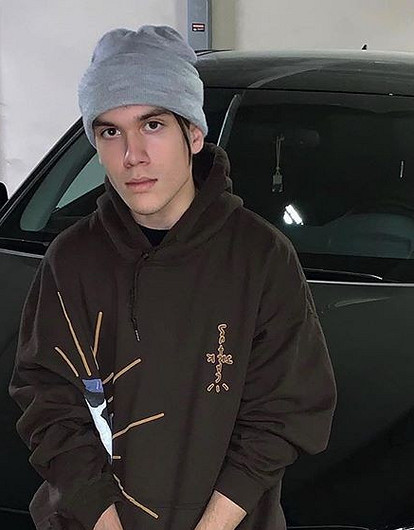 Яна Рудковская подарила среднему сыну черный Porsche